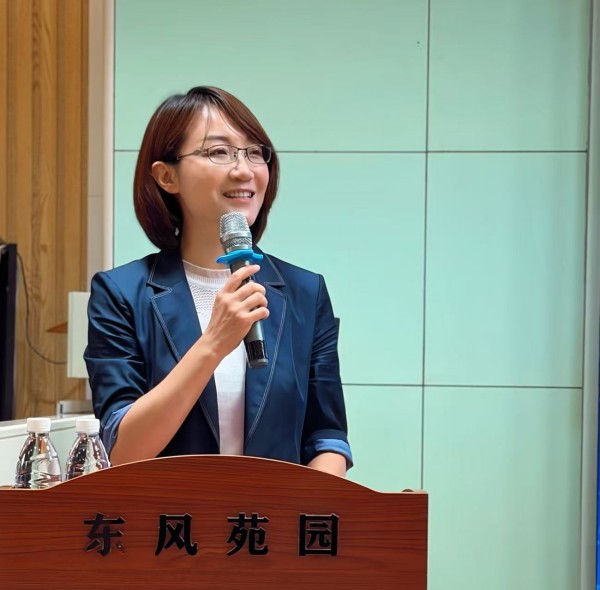 张瑞凤园长.jpg 张瑞凤园长.jpg